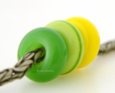 Golden Delicious Trio European Charm Set A trio of European charm bracelet beads in poison apple, pea green, and bright acid yellow.These lampwork beads will fit your european charm style bracelet.7x13-14 mm3 Beads5 mm holeprice is per bead set Glossy,Matte